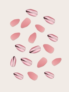 Unghie finte a mandorla rosa a specchio e rosa opaco con vista dettagliata sulla finitura