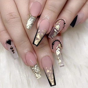 Faux Ongles Cercueil Longs Avec Feuilles d'Or Design Français Lignes Géométriques Noires Nude Mat Avec Strass Pour Femmes Quotidien Fête Manucure Nail Art