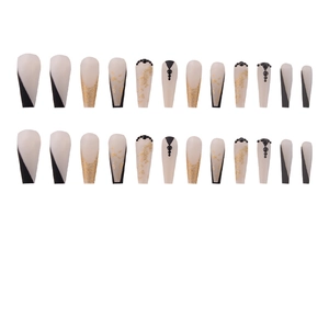 Faux ongles longs ballerine avec marbre feuille d'or et motifs géométriques noir et blanc