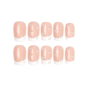 Faux ongles perle style français avec base rose nude et forme carrée courte