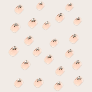 Faux ongles French carrés courts avec fleurs grises et strass sur base rose nude