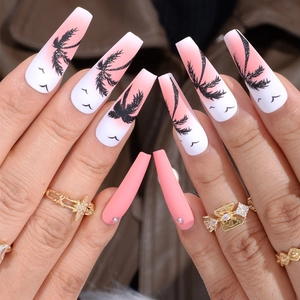 Détails des faux ongles cercueil avec dégradé rose et motifs de cocotiers noirs
