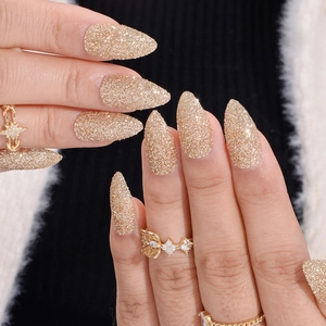 Goldene Stiletto-Nägel zum Aufkleben mit Glitzereffekt und Schmetterlingsringen