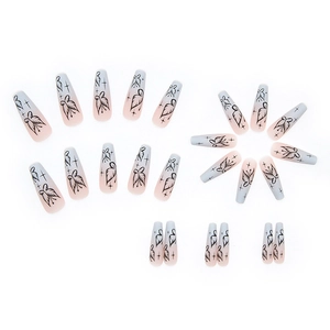 Faux ongles ballerine longs avec dégradé bleu-rose et motifs de papillons noirs