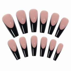 Unghie finte lunghe a ballerina con punte French nere e base rosa nude naturale