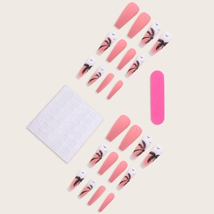 Faux ongles mats roses dégradés avec motifs de cocotiers et décorations en strass