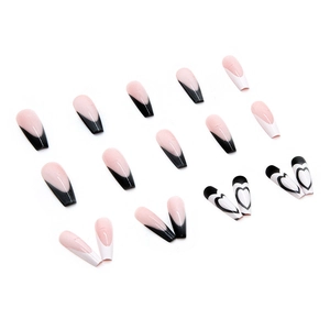 Faux ongles French manucure noir et blanc avec motifs de cœur, forme ballerine longue