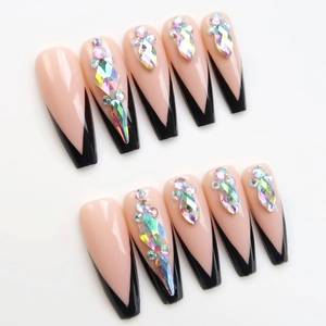 Unghie finte lunghe a bara rosa nude con punte French a V nere e strass aurora lucidi