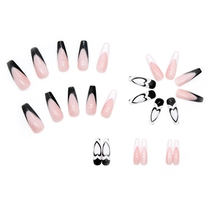 Faux ongles ballerine avec pointes françaises et motifs de cœur noir et blanc