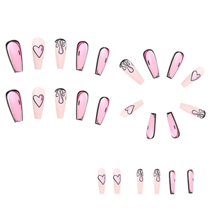 Vue détaillée de faux ongles longs mats roses avec motifs cœur et gouttes noires