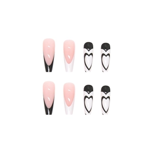 Faux ongles ballerine longs avec pointes françaises noires et blanches et motifs cœurs évidés