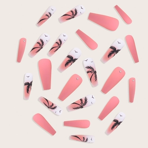 Détails de faux ongles mats rose dégradé avec silhouettes de cocotiers et petits strass