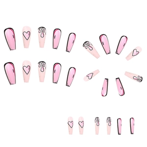 Faux ongles mats roses style BD avec motifs flamme cœur et bordures noires