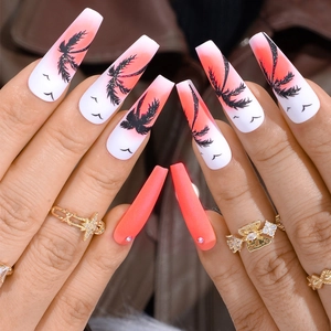 Faux ongles Coffin mats avec dégradé coucher de soleil, silhouettes de palmiers et strass