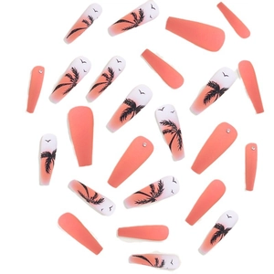 Faux ongles dégradés rose mat avec silhouettes de cocotiers et détails en strass