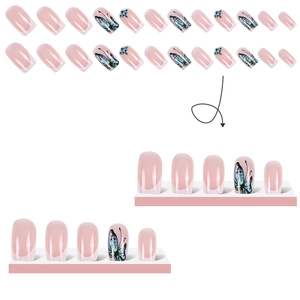 Faux ongles français rose nude avec motifs papillons turquoise et strass bleus brillants