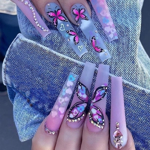 Lange pink-violette künstliche Nägel mit Schmetterlingsdekor und glitzernden Strasssteinen