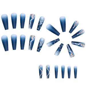 Blaue Ombre-Sargnägel zum Aufdrücken mit 3D-Blumendesign und Strasssteinen auf weißem Grund