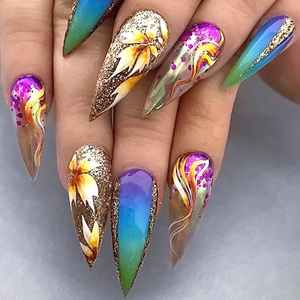 Unghie finte a mandorla glitterate con sfumatura viola-verde e motivi floreali oro