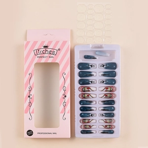 Kit de 24 faux ongles de Noël avec dégradé bleu, motifs renne, flocons et perles