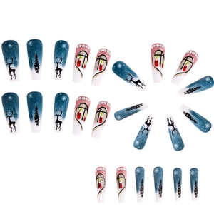 Faux ongles de Noël avec motifs de renne et flocons, ornés de micro perles blanches