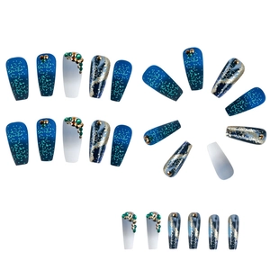 Unghie finte lunghe ballerina con sfumatura blu, glitter, strass e dettagli in foglia oro