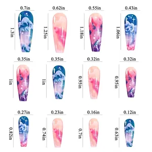 Tableau des tailles pour 12 faux ongles longs cercueil avec motifs nuages bleus et roses