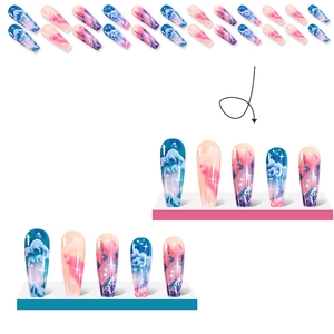 Détail de faux ongles longs cercueil avec dégradé bleu rose et motifs nuage et étoile