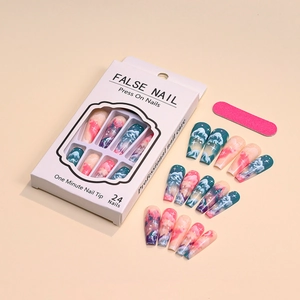 Gros plan de faux ongles dégradés galaxie avec lime à ongles rose dans l'emballage