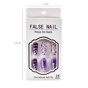 Dettaglio di 24 unghie press-on con sfumature viola e linee argentate in confezione regalo