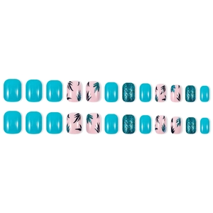 Faux ongles courts carrés bleu ciel, pailletés bleu marine et motifs de feuilles