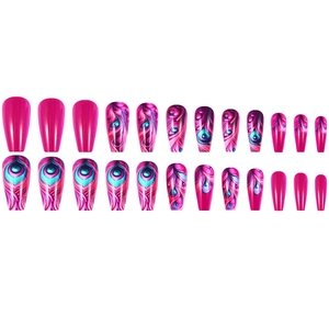 Faux ongles cercueil rouge rose avec motif de plumes de paon vintage et fini brillant