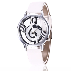 Orologio moderno in pelle bianca con quadrante a nota musicale traforata e cassa argento