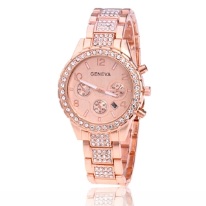 Gros plan sur la montre Geneva or rose avec lunette sertie de cristaux et cadran à trois yeux