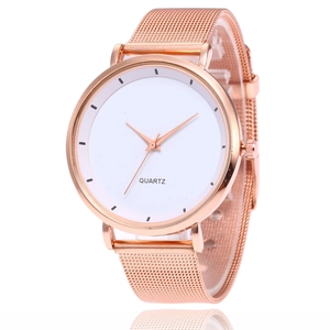 Montre à quartz minimaliste avec bracelet en maille or rose et cadran blanc élégant