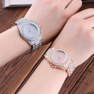 Dettaglio degli orologi al quarzo argento e oro rosa con pavé di cristalli su cinturino