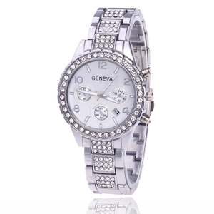 Détail de la montre à quartz Geneva argentée avec lunette en cristal et dateur clair