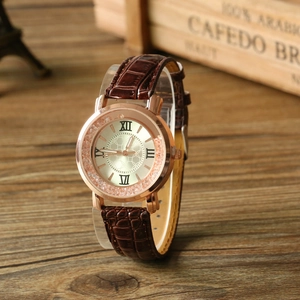 Détail d'une montre à quartz or rose avec cadran champagne et cristaux mobiles brillants