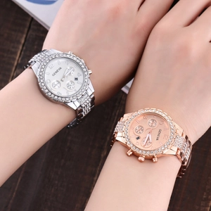 Détail de montres à quartz Geneva en argent et or rose avec bracelets en métal sertis de strass