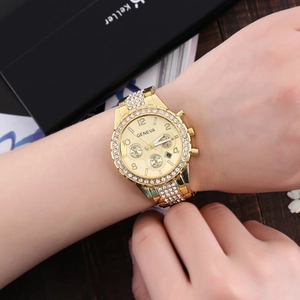 Détails d'une montre à quartz dorée de luxe avec lunette et bracelet sertis de cristaux