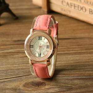 Vue détaillée du bracelet en cuir crocodile rose et boîtier doré rose avec strass