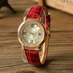 Détail d'une montre à quartz pour femme avec bracelet en cuir rouge et lunette en cristal