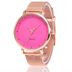 Détail du bracelet en maille rose doré et cadran rose minimaliste d'une montre à quartz