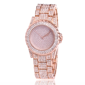 Orologio lussuoso in acciaio oro rosa con pavé completo di cristalli su lunetta e quadrante