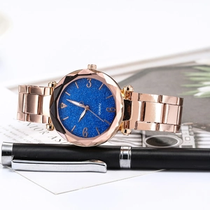 Dettaglio orologio al quarzo oro rosa con quadrante stellato e vetro sfaccettato