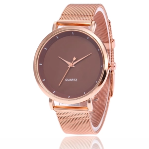 Montre à quartz minimaliste avec bracelet en maille or rose et cadran marron foncé