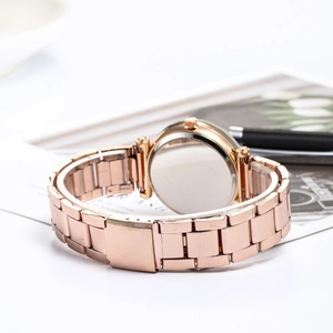Vista dettagliata del cinturino dell'orologio in oro rosa con fibbia pieghevole e stile