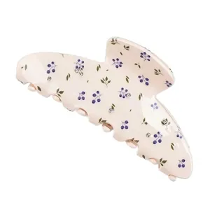 Grande pince à cheveux crème avec motif de baies bleu foncé et petits strass blancs