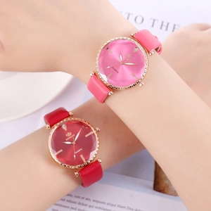 Nahaufnahme von Damen-Quarzuhren mit facettiertem Glaszifferblatt und Lederarmbändern