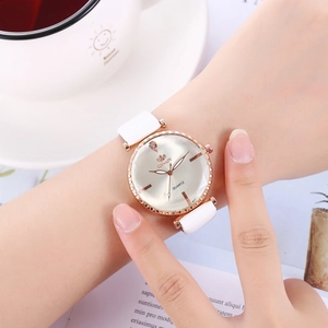 Elegante Rinnady Quarzuhr mit Lederarmband in einer gemütlichen Afternoon-Tea-Szenerie